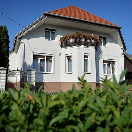 Hajduhegy Vendeghaz Apartment เอ็กเกอร์ ภายนอก รูปภาพ