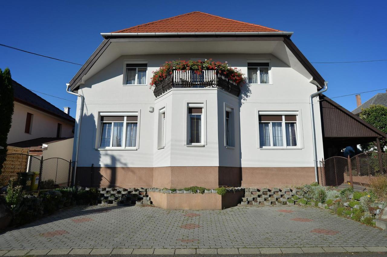Hajduhegy Vendeghaz Apartment เอ็กเกอร์ ภายนอก รูปภาพ