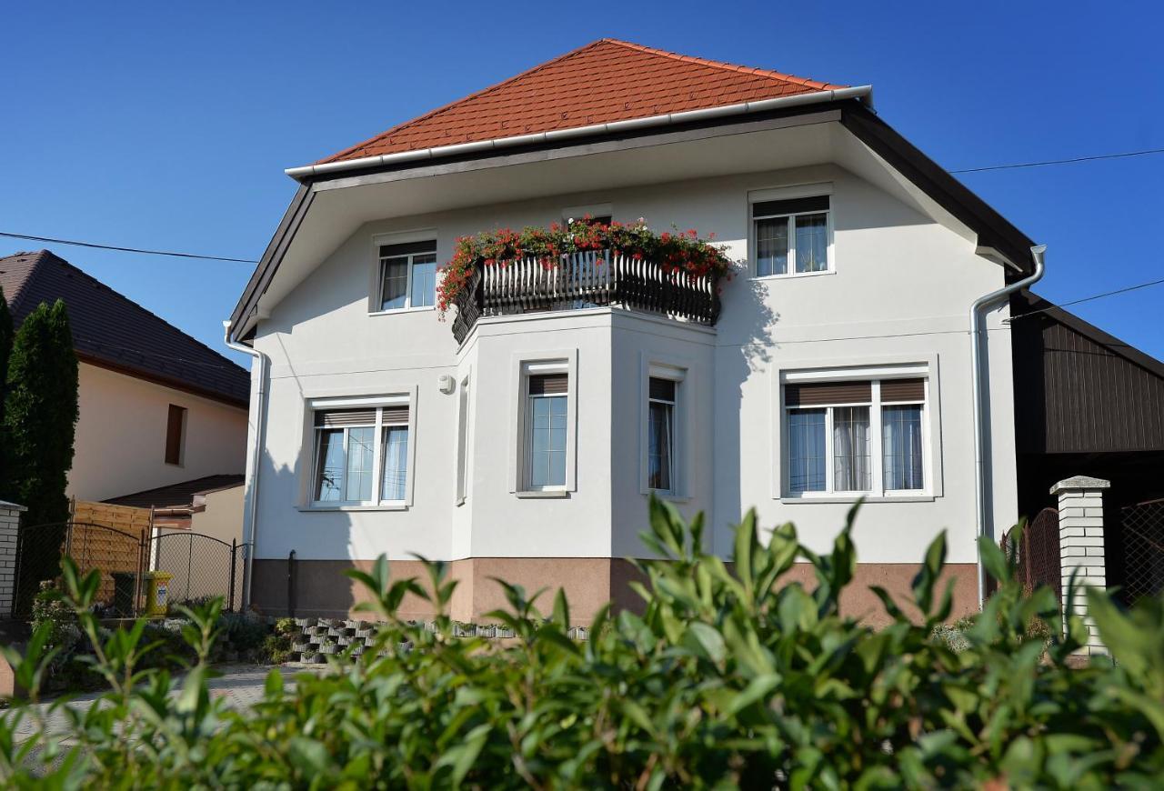 Hajduhegy Vendeghaz Apartment เอ็กเกอร์ ภายนอก รูปภาพ