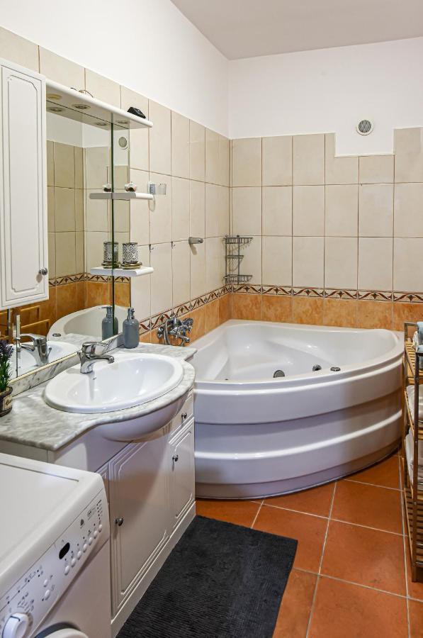 Hajduhegy Vendeghaz Apartment เอ็กเกอร์ ภายนอก รูปภาพ